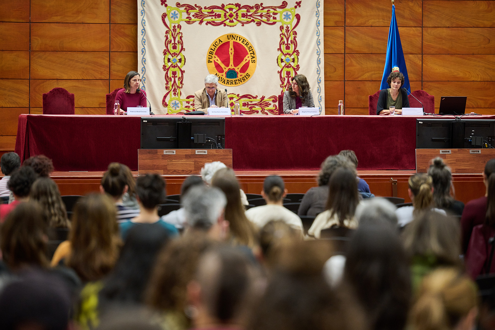 El pasado 22 y 23 de octubre tuvieron lugar las I Jornadas de coeducación organizadas por la UPNA en colaboración con el Negociado de coeducación del Departamento de Educación del Gobierno de Navarra.  Estas jornadas se han llevado a cabo con el objetivo de crear un espacio de encuentro y reflexión entre profesionales, expertas en coeducación, y profesorado en activo y en formación.  Además se ha podido conocer de primera mano las buenas prácticas coeducativas que se están desarrollando en diferentes niveles educativos dentro del programa Skolae.  Con estas iniciativas también se pretende fortalecer la colaboración entre el Departamento de Educación y la Facultad de Ciencias Sociales, Humanas y de la Educación de la Universidad Pública de Navarra , avanzando en la incorporación de la perspectiva de género en los grados de Educación de la UPNA, y contribuyendo a la formación necesaria para promover una sociedad más igualitaria e inclusiva